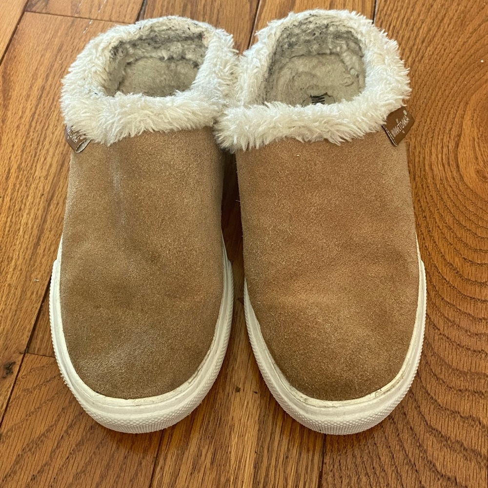 Minnetonka Tan Suede Sherpa Lined Clog Slipper Womens Size 6 40591